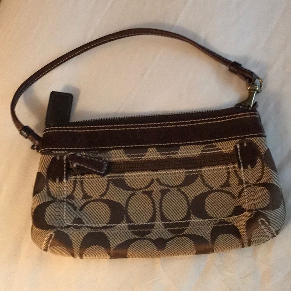 Classic Authentic Coach wristlet - Picture 1 of 4